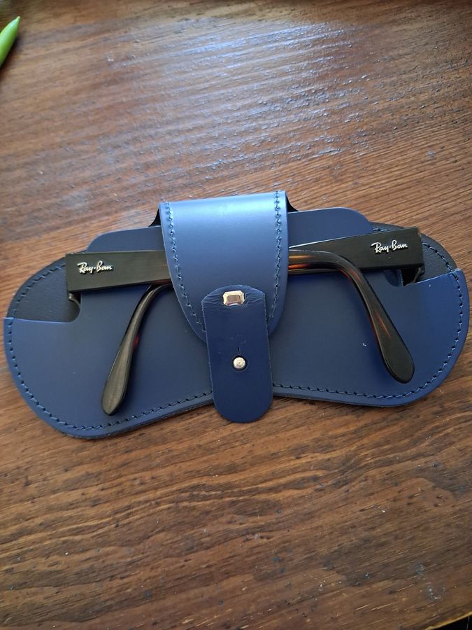 &Eacute;tui &agrave; lunettes haut de gamme en fibre de cuir recycl&eacute; bleu marine
